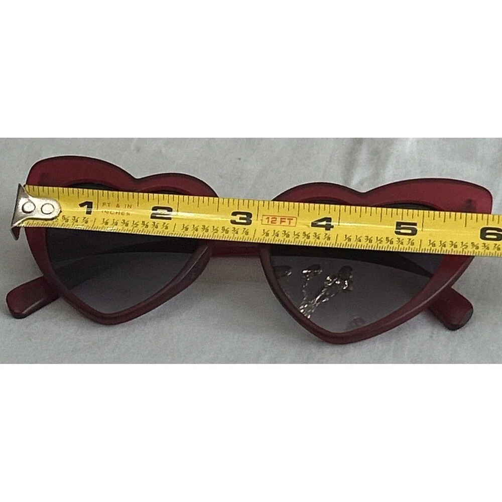 Betsey Johnson item features